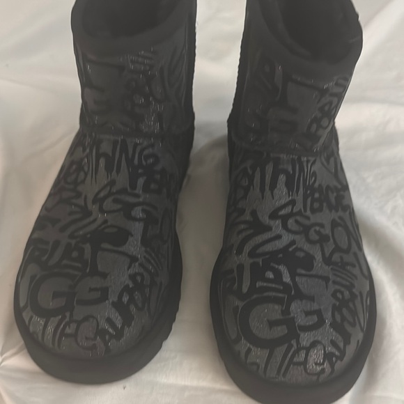 UGG Boots Black and Gray Patterned - Picture 5 of 10